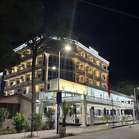 Ujvara Hotel Golem  Bagian luar foto