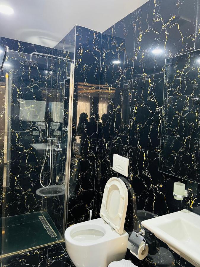Ujvara Hotel Golem  Bagian luar foto
