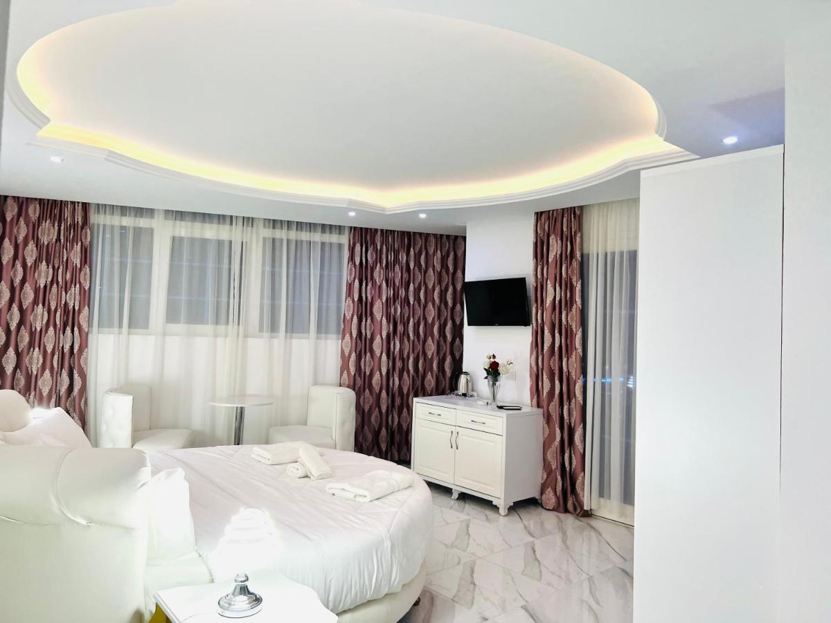 Ujvara Hotel Golem  Bagian luar foto