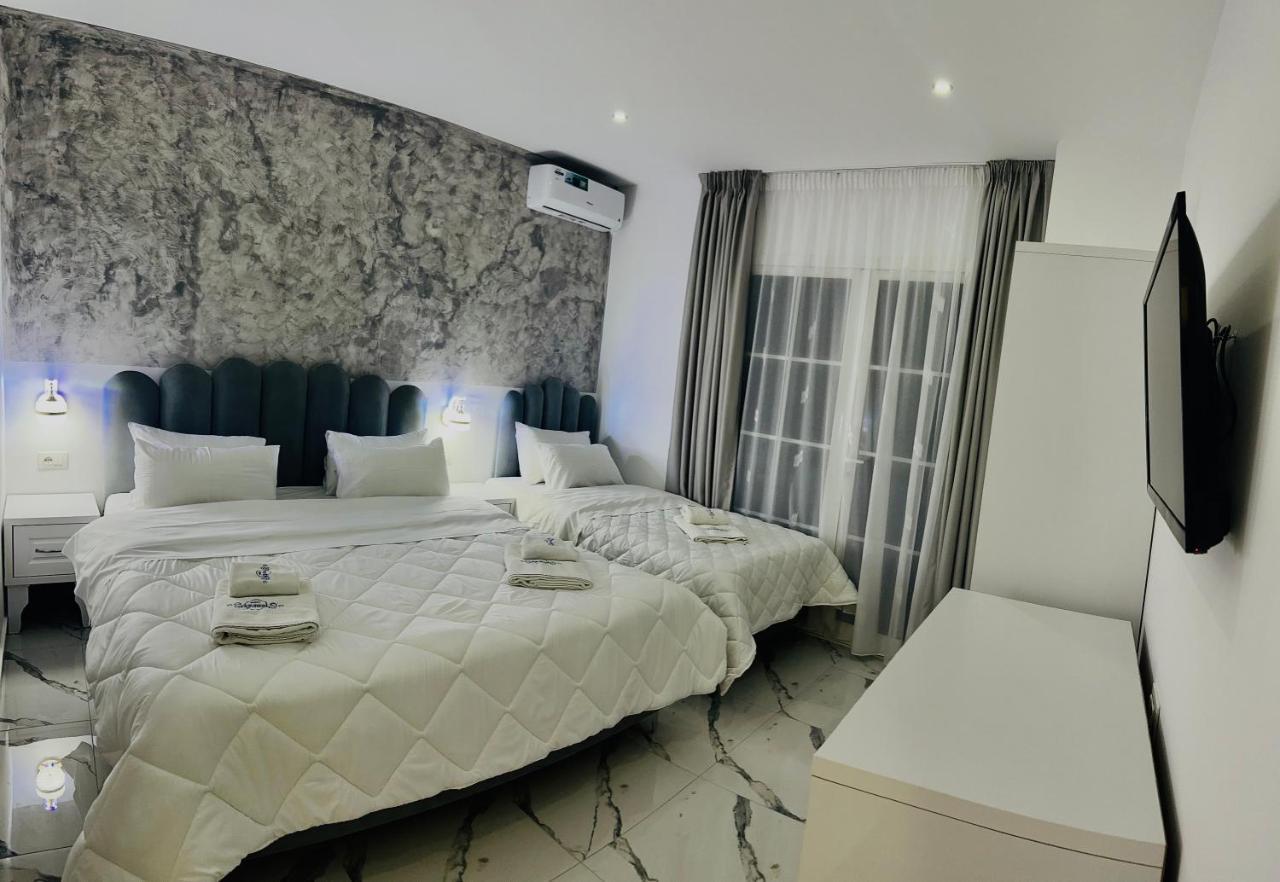 Ujvara Hotel Golem  Bagian luar foto