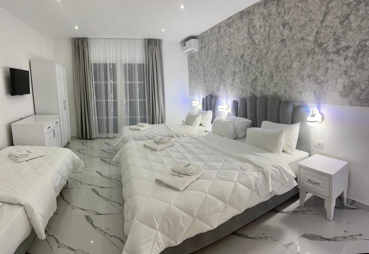 Ujvara Hotel Golem  Bagian luar foto