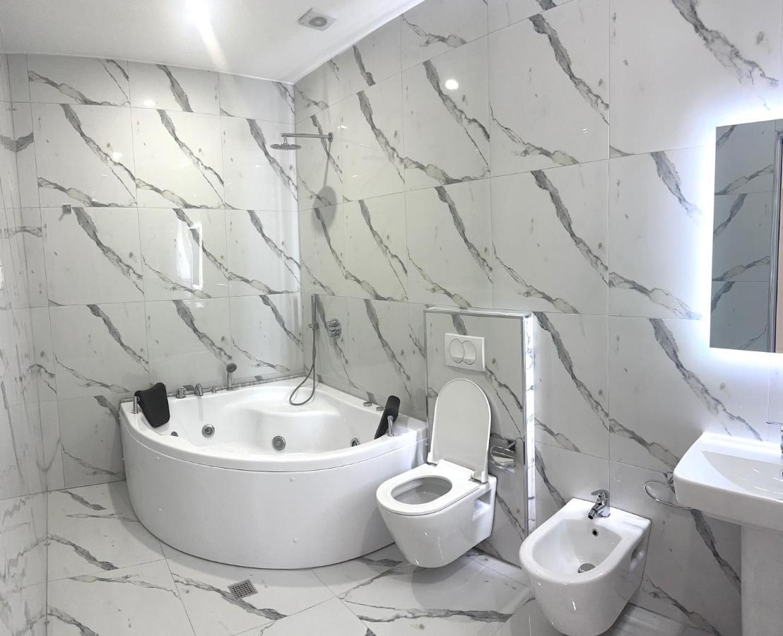 Ujvara Hotel Golem  Bagian luar foto