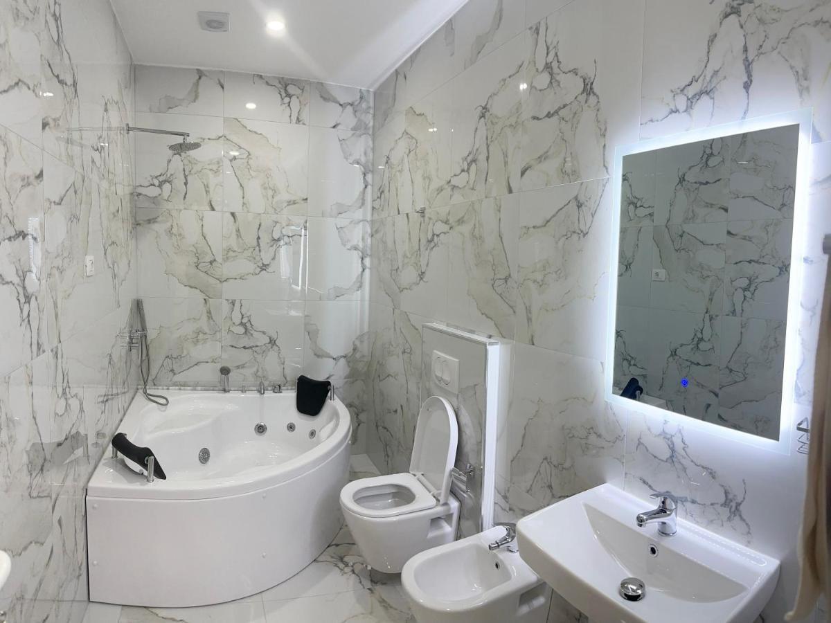Ujvara Hotel Golem  Bagian luar foto