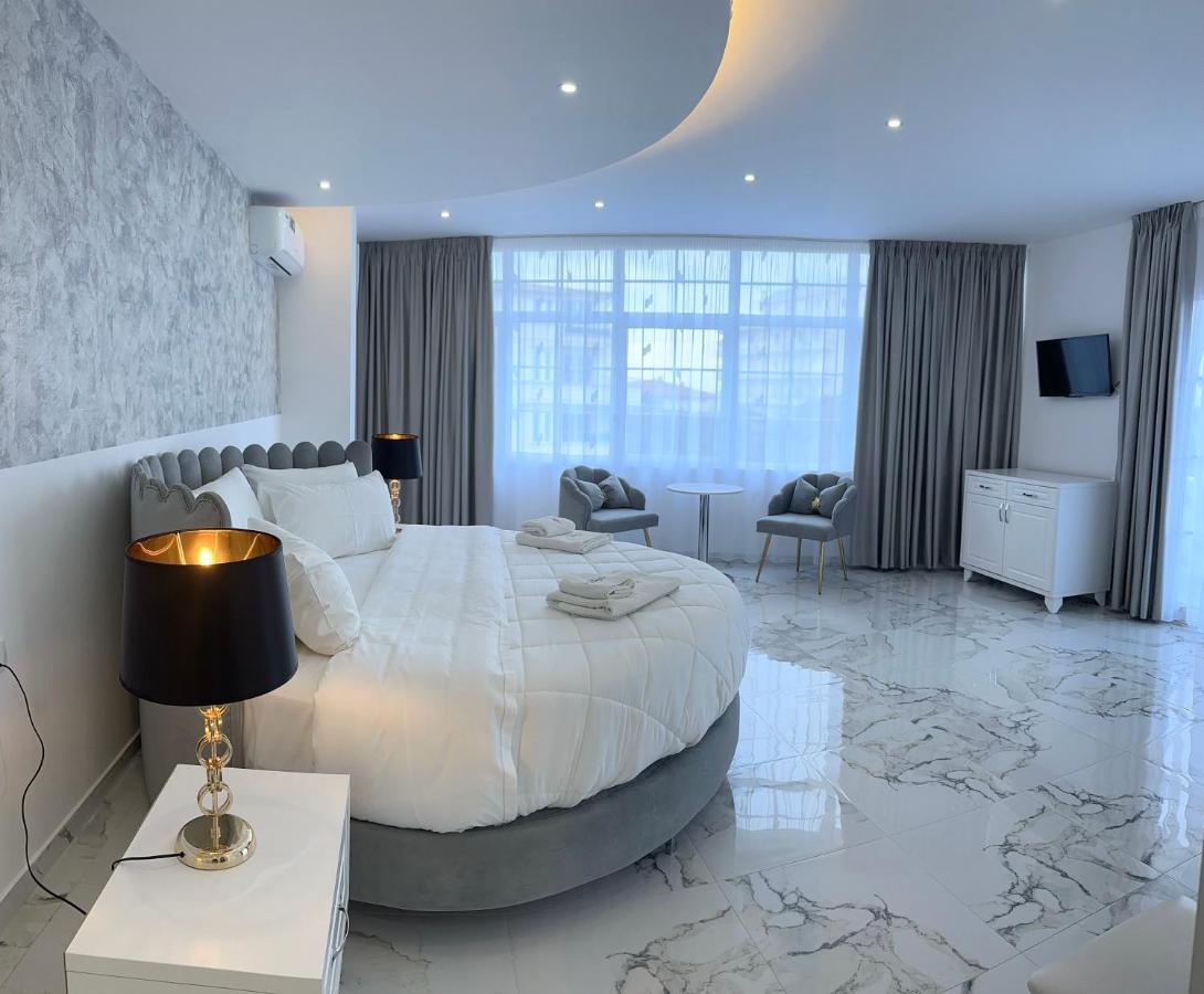 Ujvara Hotel Golem  Bagian luar foto