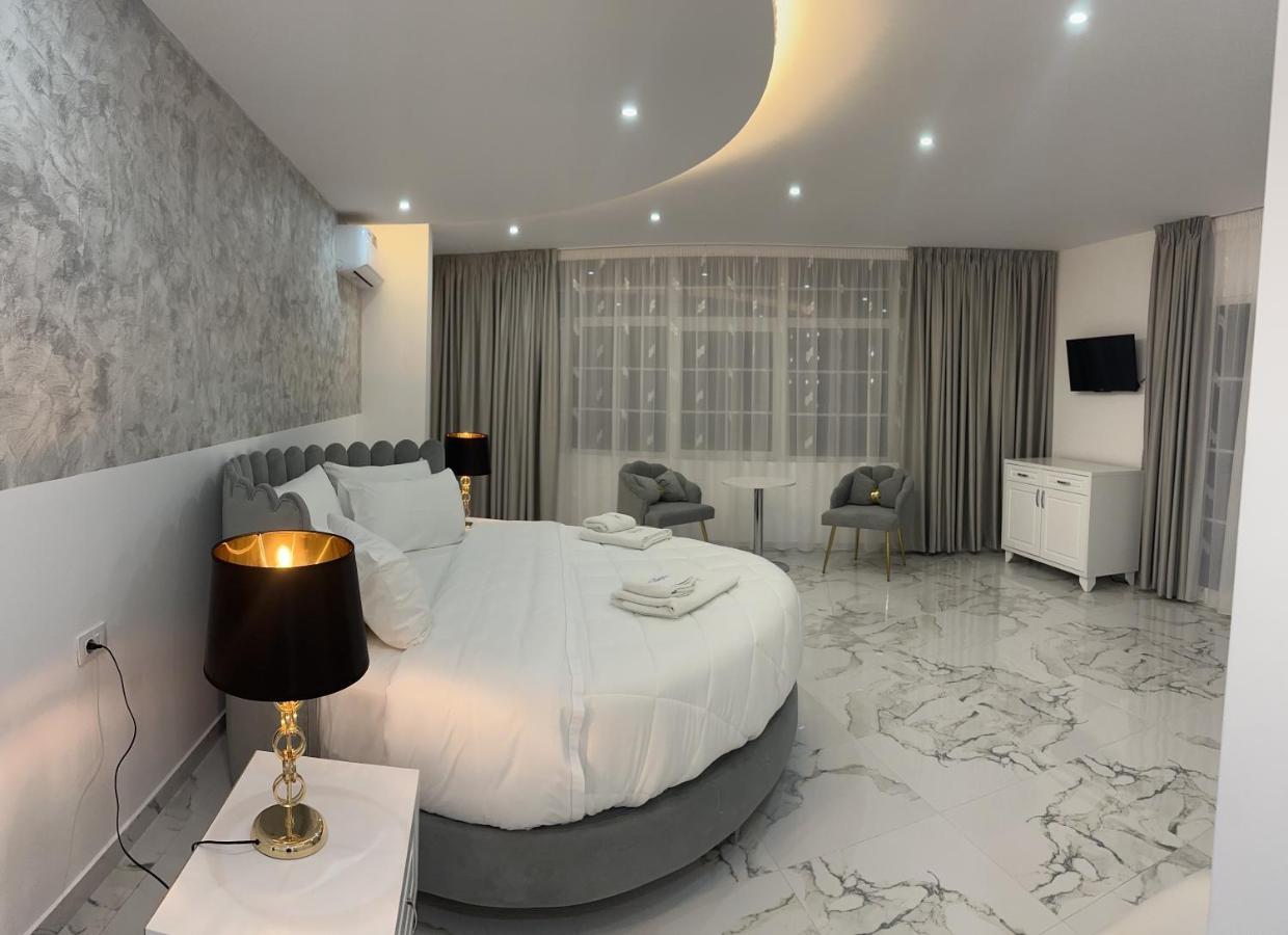 Ujvara Hotel Golem  Bagian luar foto