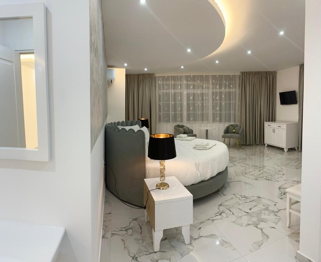 Ujvara Hotel Golem  Bagian luar foto