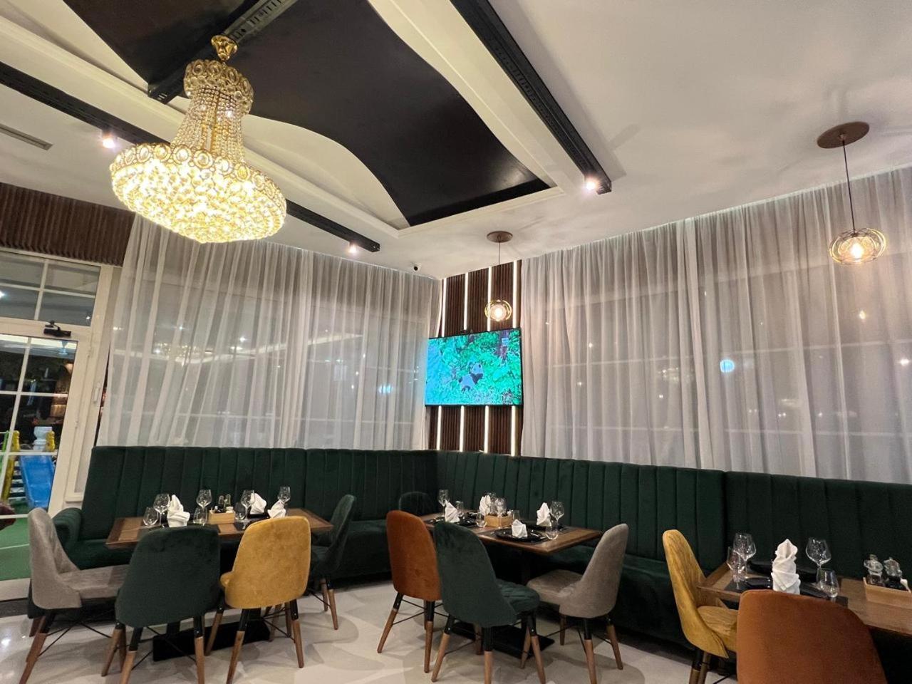 Ujvara Hotel Golem  Bagian luar foto