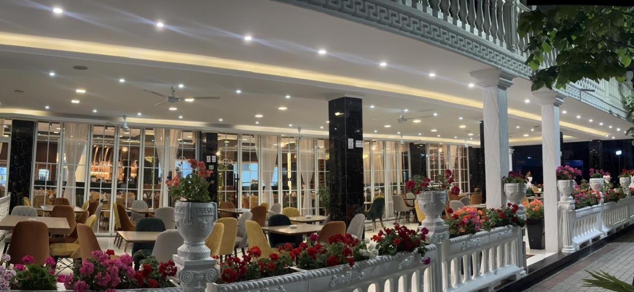 Ujvara Hotel Golem  Bagian luar foto