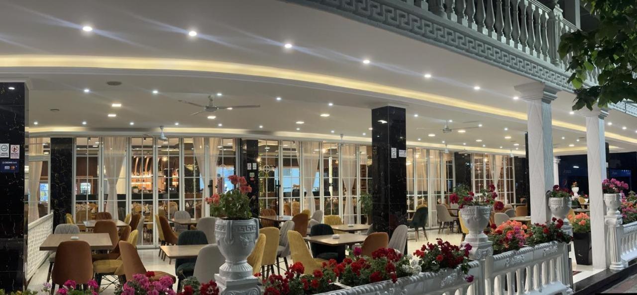 Ujvara Hotel Golem  Bagian luar foto