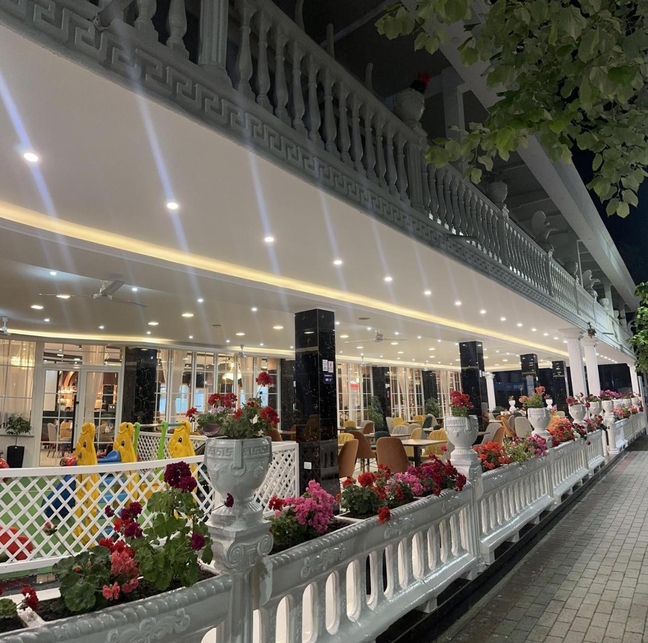 Ujvara Hotel Golem  Bagian luar foto