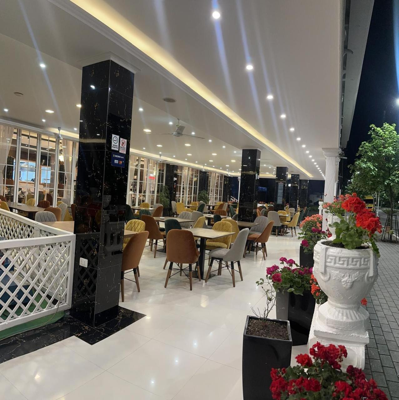 Ujvara Hotel Golem  Bagian luar foto